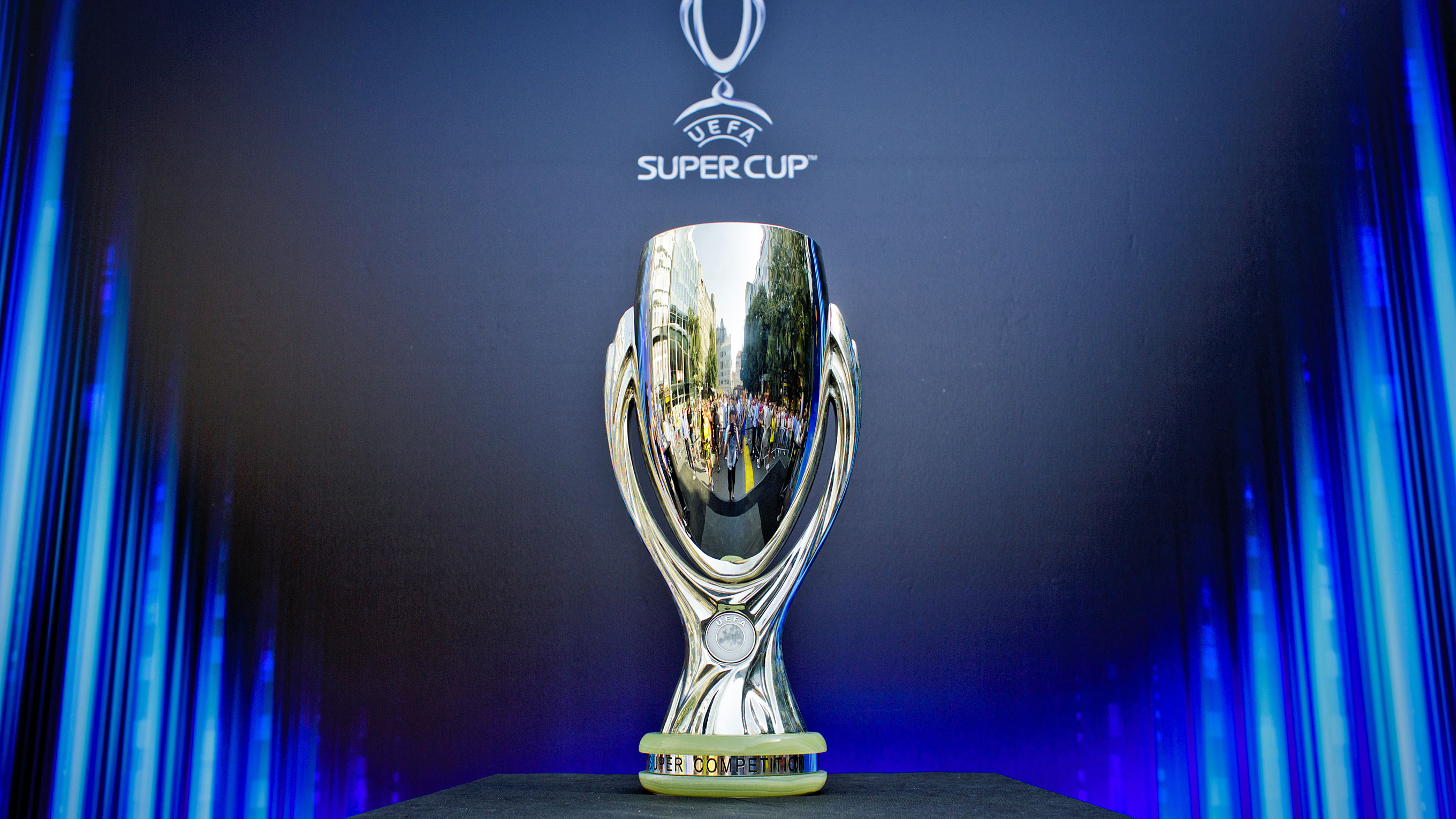 Europäischer Supercup-Pokal :: Trophäen :: Historie :: Der DFB :: DFB
