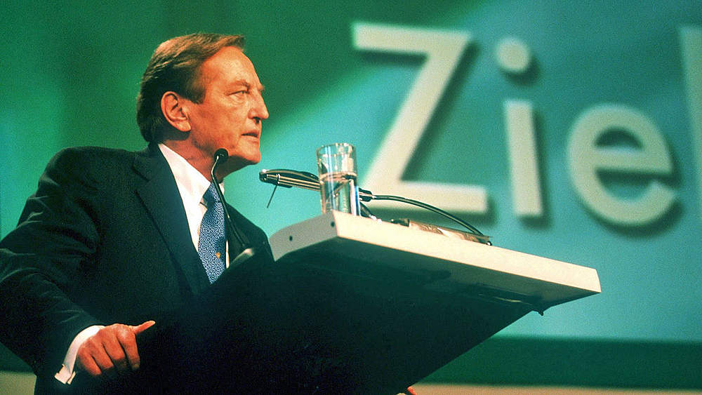 2001: Mayer-Vorfelder übernimmt den Posten des DFB-Präsidenten ©