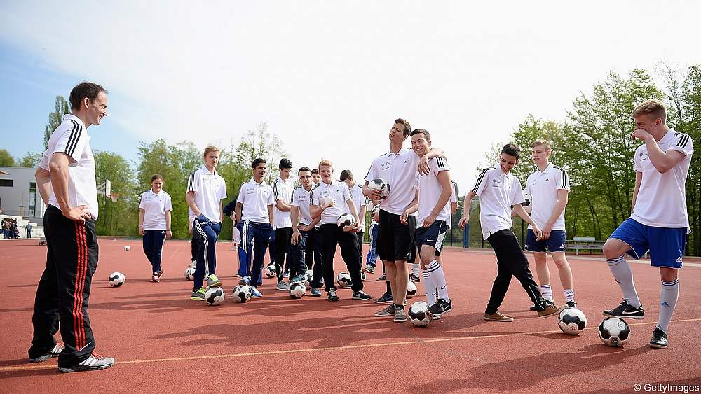 Fußballbegeisterte Schülerinnen und Schüler werden in einer kostenlosen 40-stündigen Schulung zum DFB-JUNIOR-COACH. © 2013 Getty Images