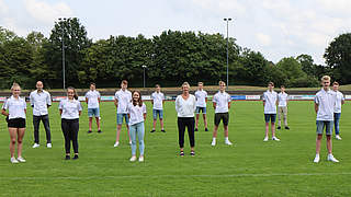 Gruppenbild mit Abstand: Martina Voss-Tecklenburg (M.) mit den DFB-Junior-Coaches © Palapies-Ziehn/FVN 
