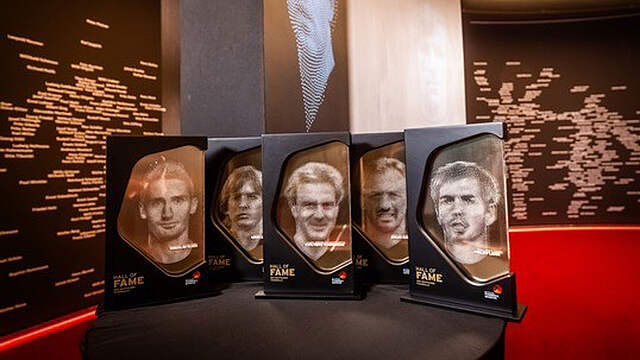 Konterfeis der Neuen in der Hall of Fame: Klose, Schuster, Rummenigge, Kohler, Lahm © Deutsches Fußballmuseum