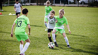 Spaß am Spiel: die Teilnehmer beim Auftakt der Kinderfußballtour © 2024 Getty Images