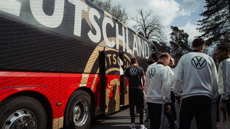 Mannschaft steigt in den Mannschaftsbus ein