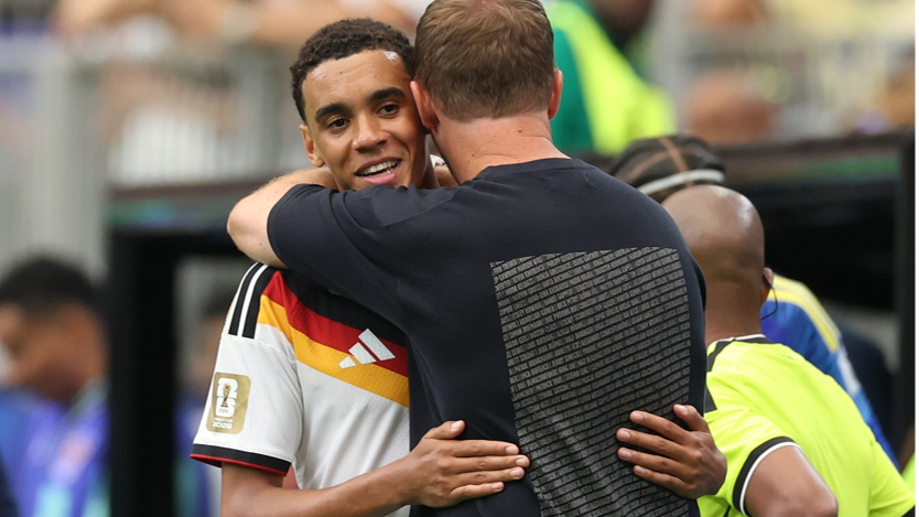 Julian Nagelsmann trägt das Shirt mit 274 Fan-Namen