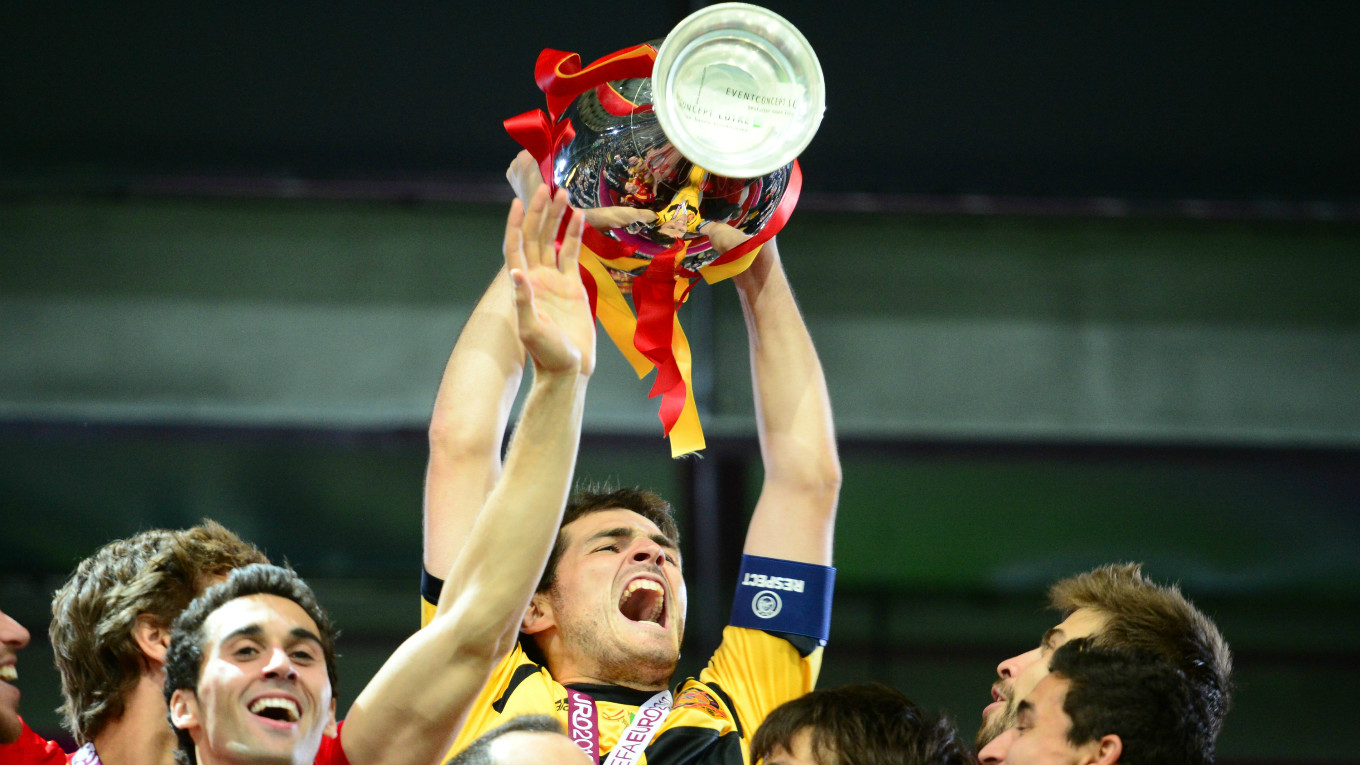Сколько раз становилась чемпионом сборная команда испании. Сборная Испании чемпион евро 2012. Испания выиграла Чемпионат Европы 2012. Кубок евро 2012. Футболист выиграл евро 2012.