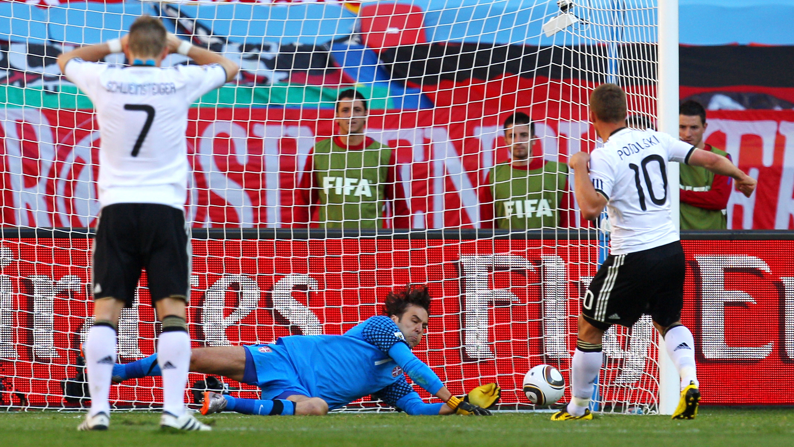 WM 2010 Poldi vergibt, DFBTeam verliert DFB Deutscher Fußball