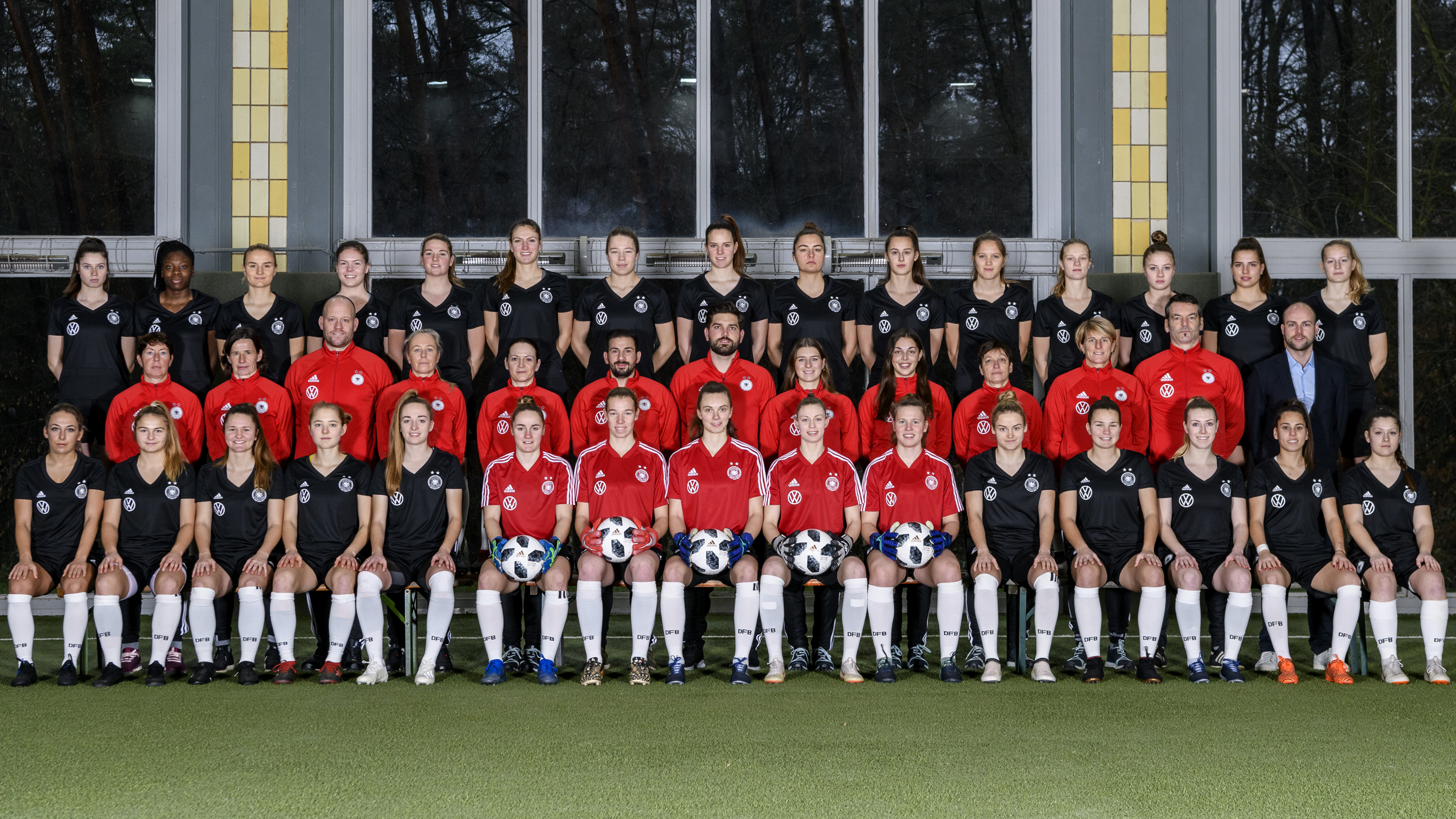 Team und Trainerin U 19Frauen FrauenNationalmannschaften