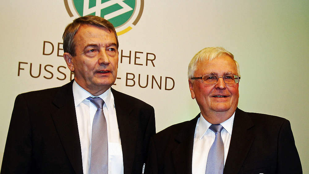 Amtsübergabe: Zwanziger (r.) mit seinem Nachfolger Wolfgang Niersbach ©