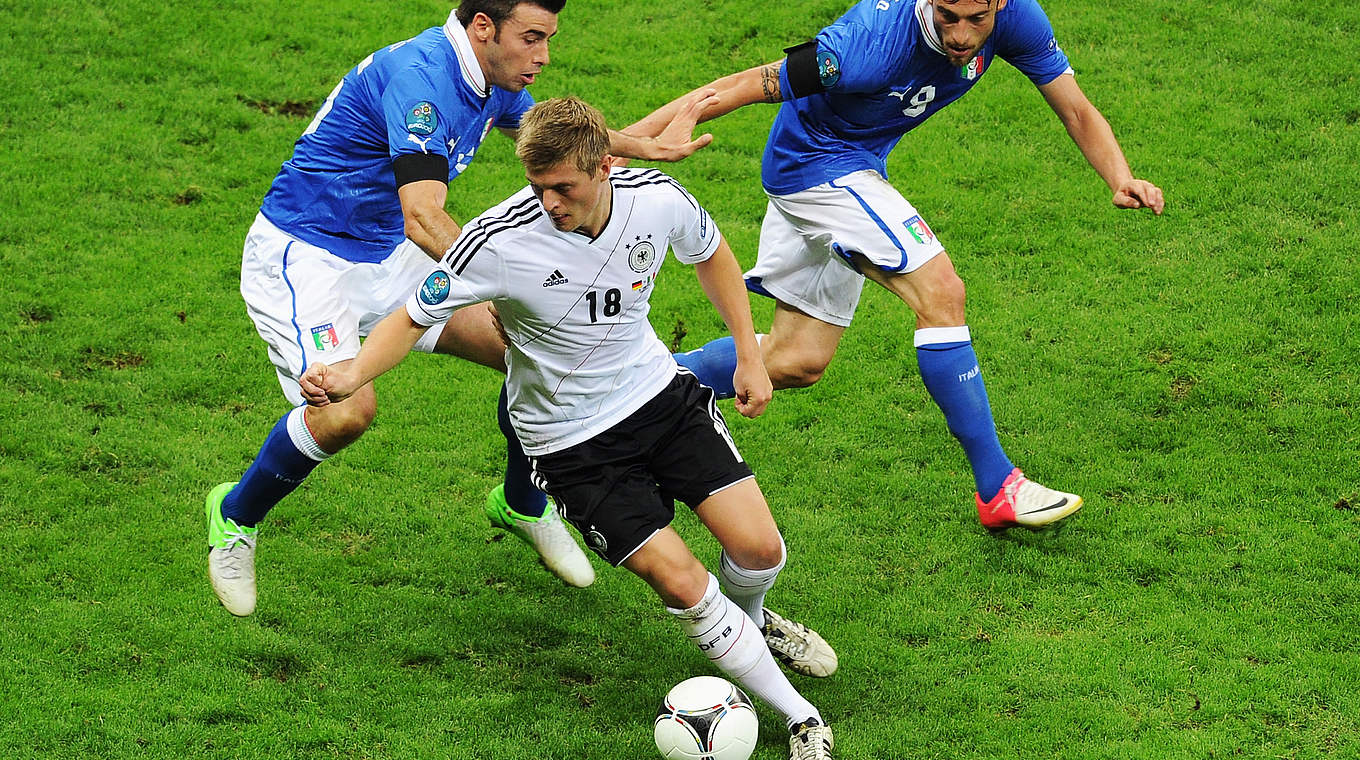 Aus im EM-Halbfinale 2012: Toni Kroos (v.) und das DFB-Team unterliegen Italien 1:2 © 2012 Getty Images