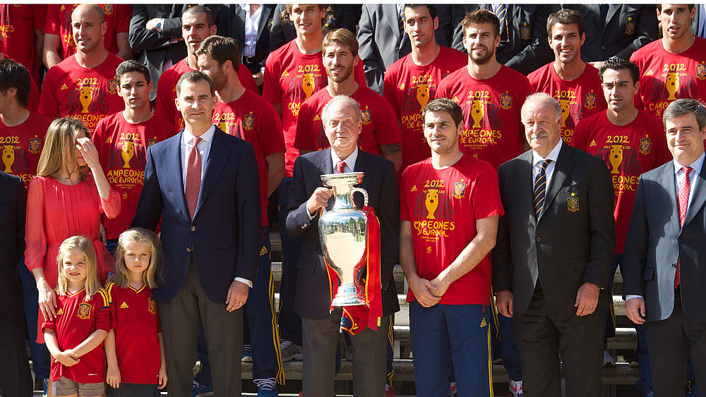 Bild mit König: Spaniens Europameister und die spanische Königsfamilie. Foto:GettyImages © x-default