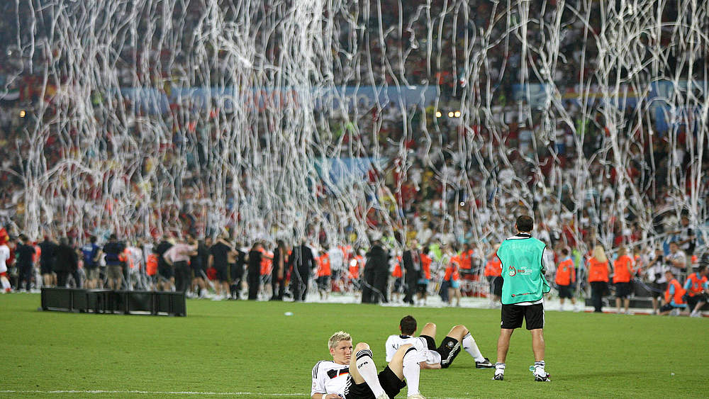 Niedergeschlagen: Die deutschen Spieler beobachten die feiernden Spanier - Foto: Imago © 2009 Getty Images