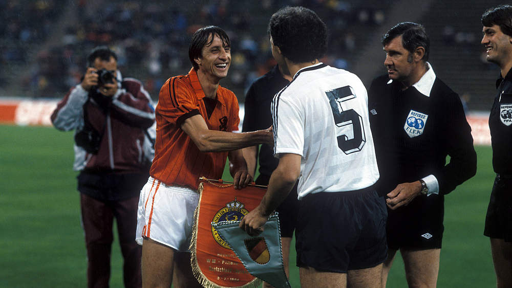 Beckenbauer und Cruyff beim Handshake - Foto: Imago © 2009 Getty Images
