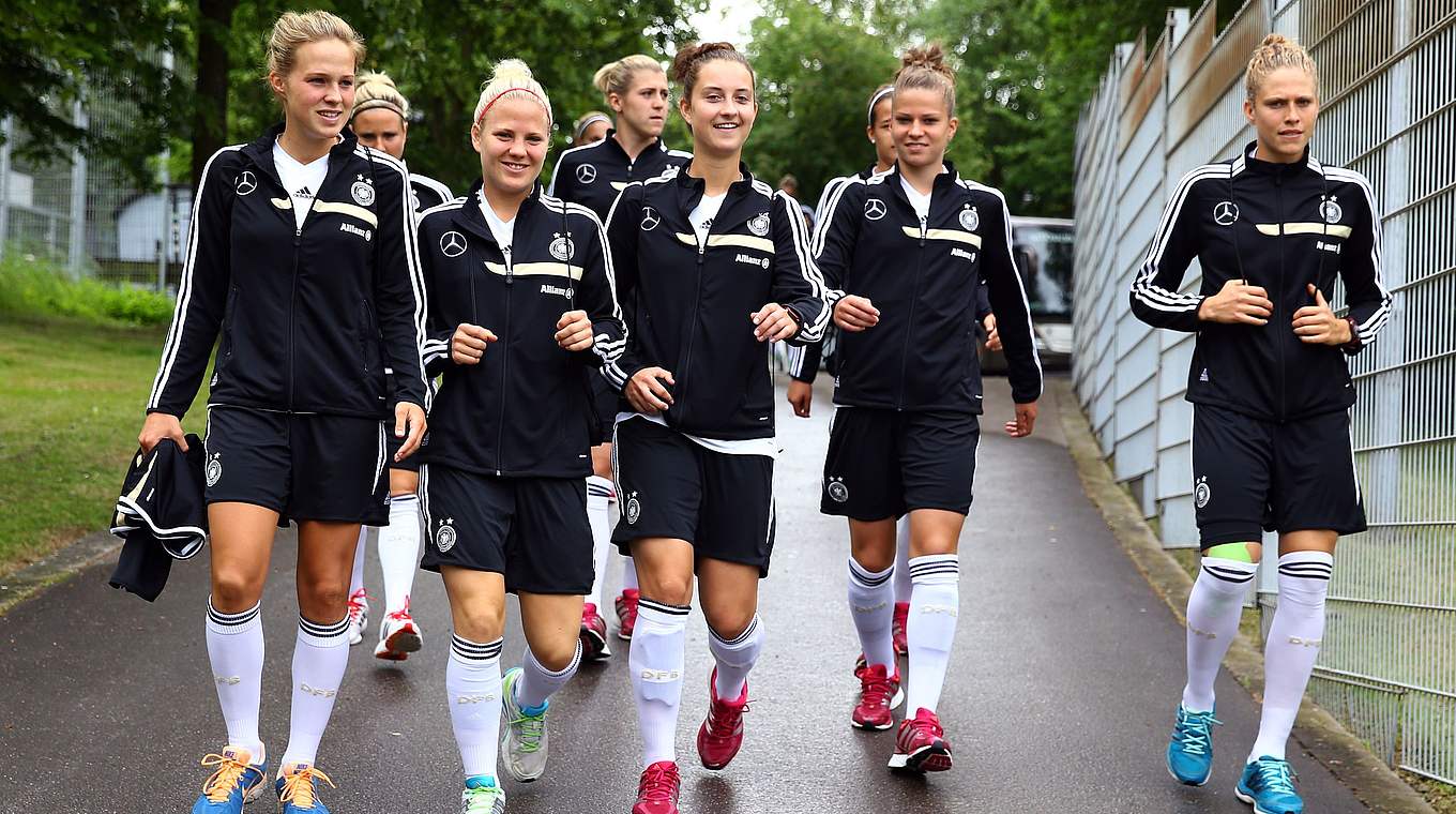 Umkleide der mädels in nackt fußball Nackt umziehen