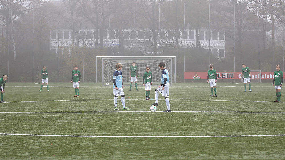 9 gegen 9 mit DJunioren Endlich gibt es Ballkontakte für alle! DFB