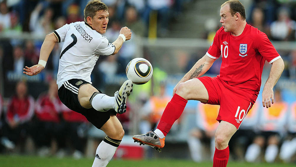 Bastian Schweinsteiger im Zweikampf mit Englands Wayne Rooney © 2010 Getty Images