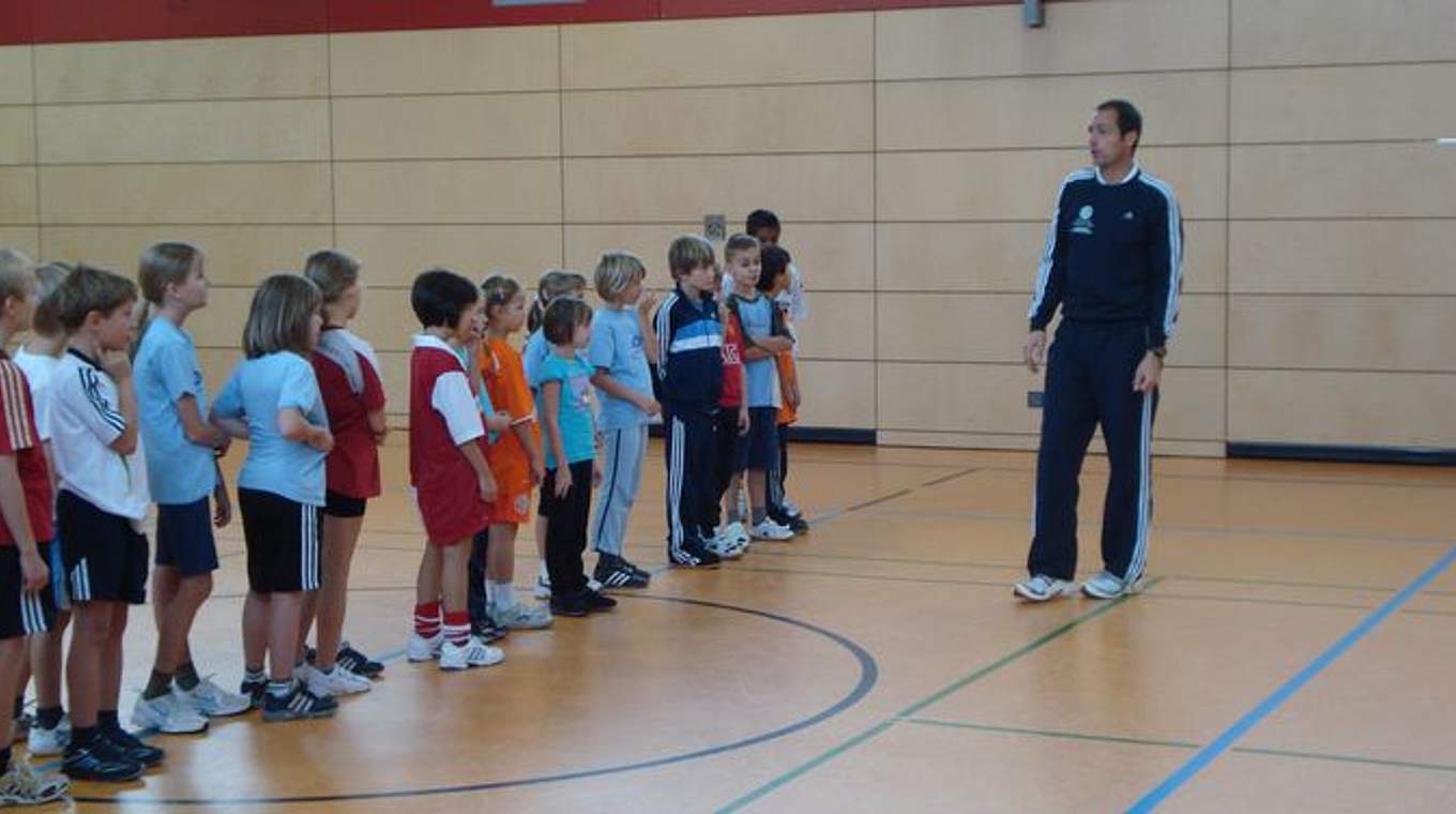 Fußball und Schule - durch ein Schnuppertraining wird der erste Schritt gemacht. © DFB
