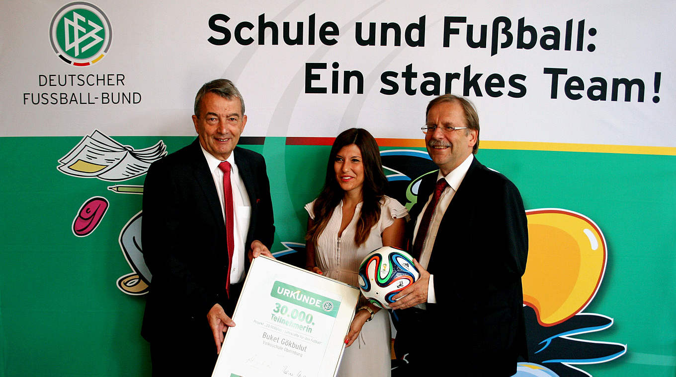 Urkunde für 30.000 Teilnehmerin: Niersbach (l.) und Koch (r.) beglückwünschen Gökbulut © DFB