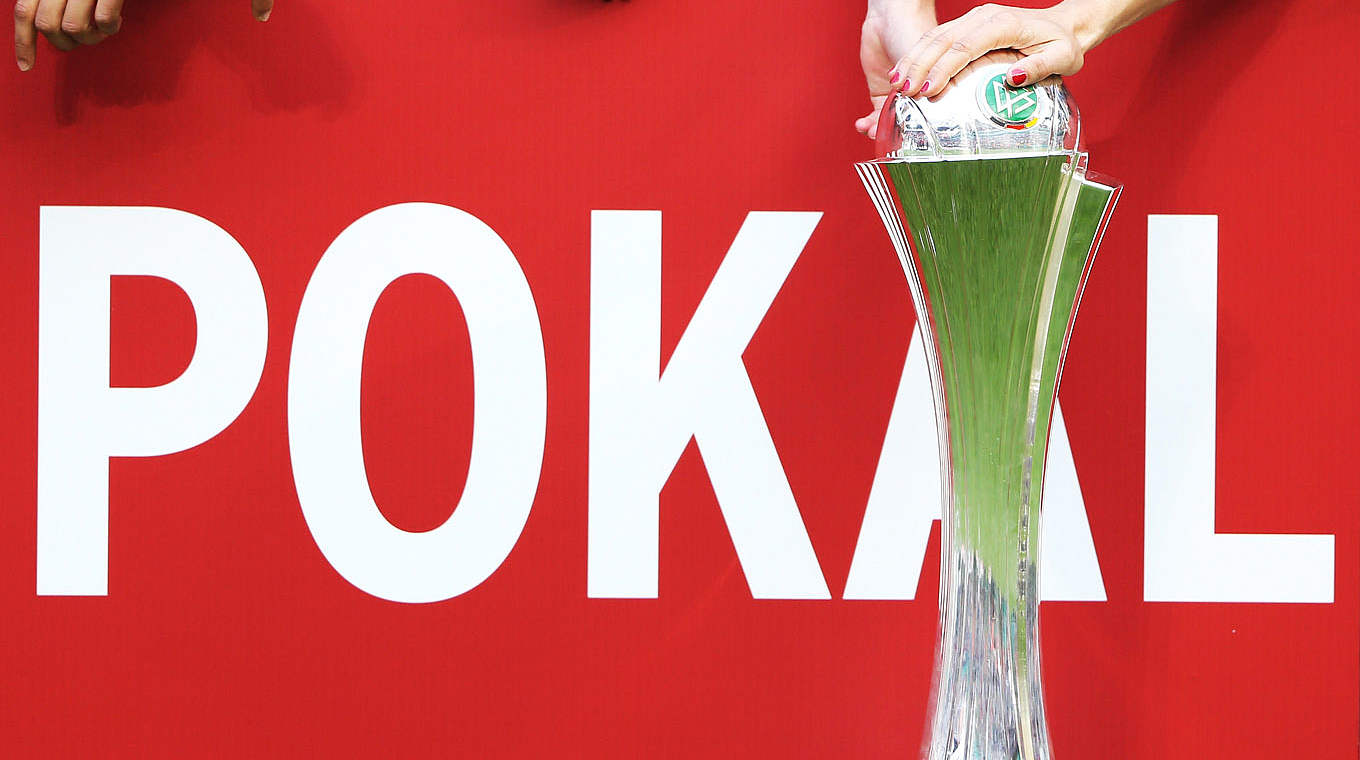 Darum geht's: der DFB-Pokal der Frauen © 2014 Getty Images