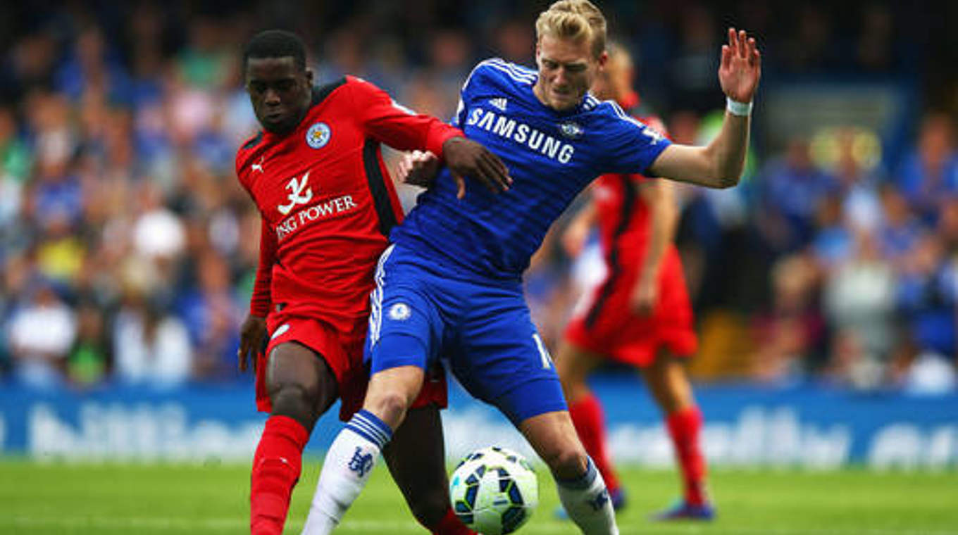 Im Zweikampf: Chelseas André Schürrle (r.) gegen Leicesters Jeffrey Schlupp © Bongarts/GettyImages