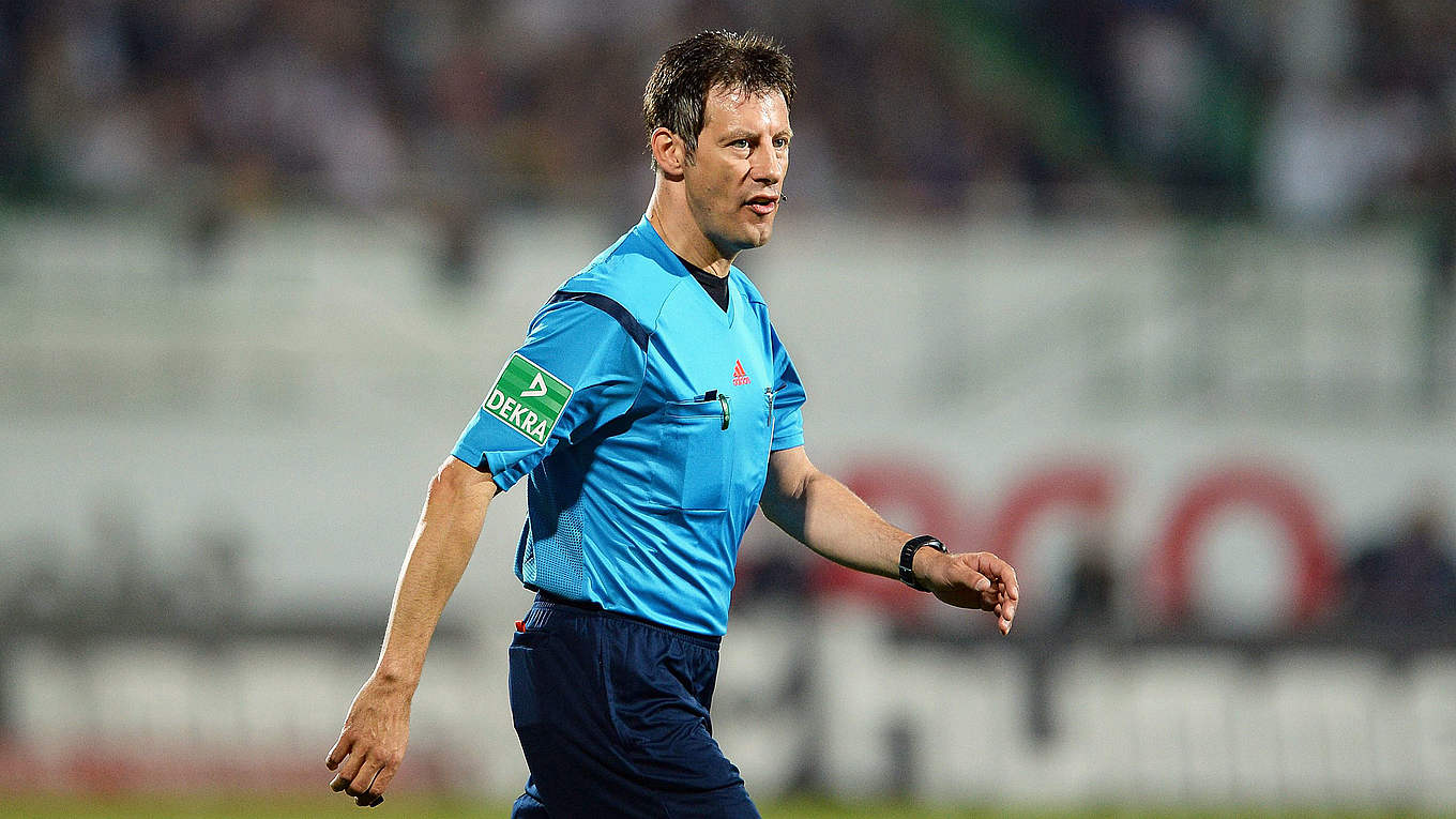 Champions LeaguePlayOffs Wolfgang Stark im Einsatz DFB