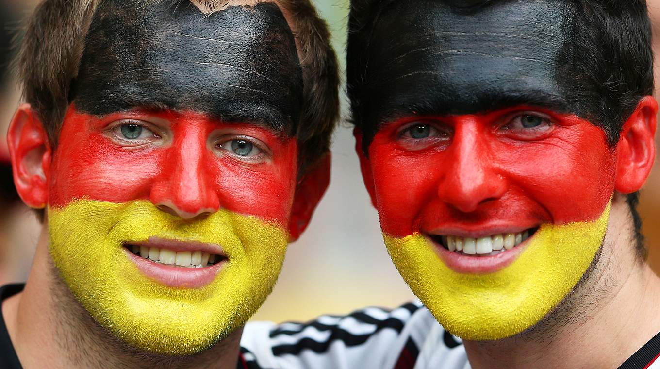 Farbe bekennen: Unterstützung für die Nationalmannschaft von der Tribüne. © Getty Images