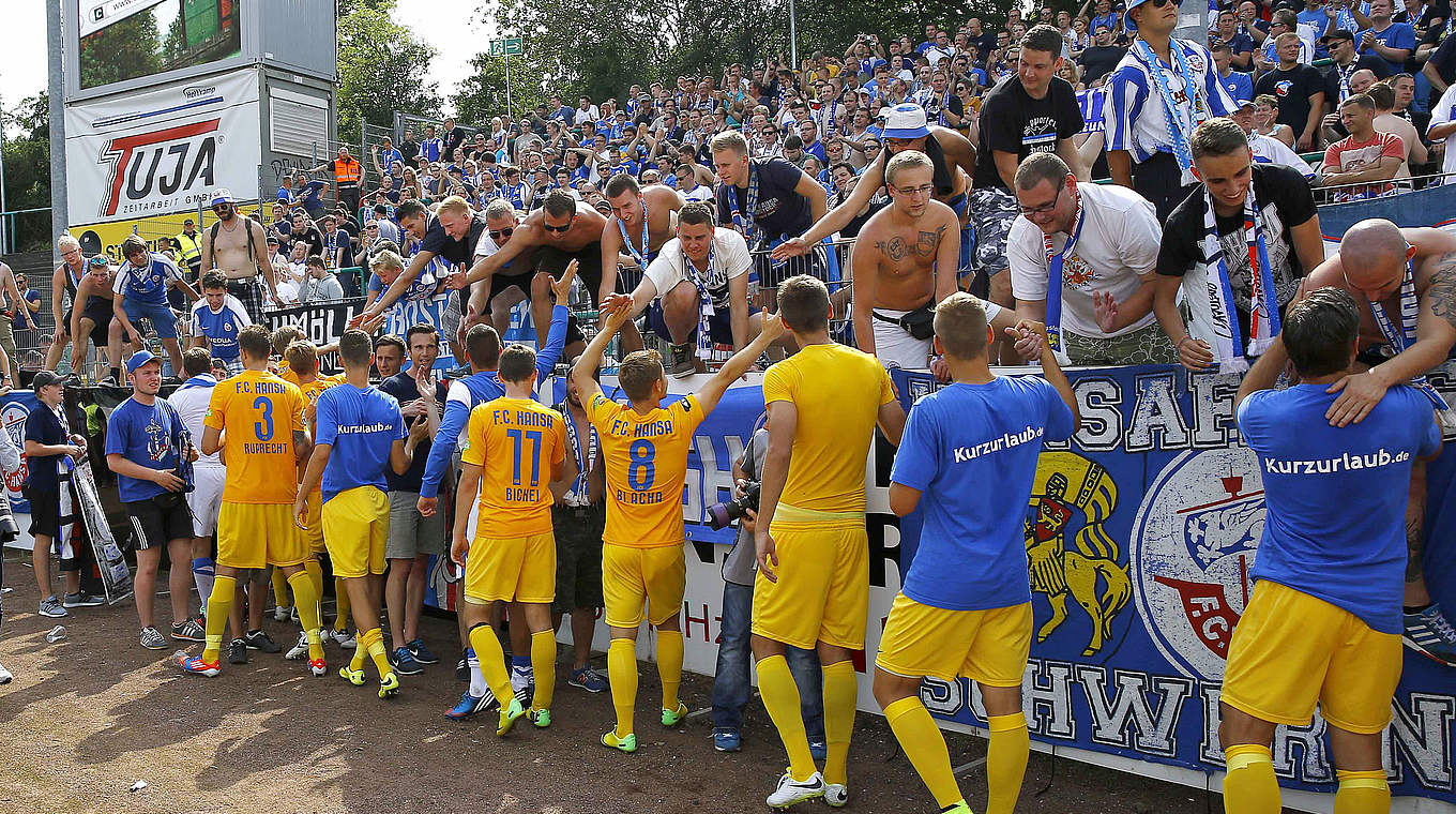 Auch in der 3. Liga: tolle Unterstützung durch die Hansa-Fans © 2014 Getty Images