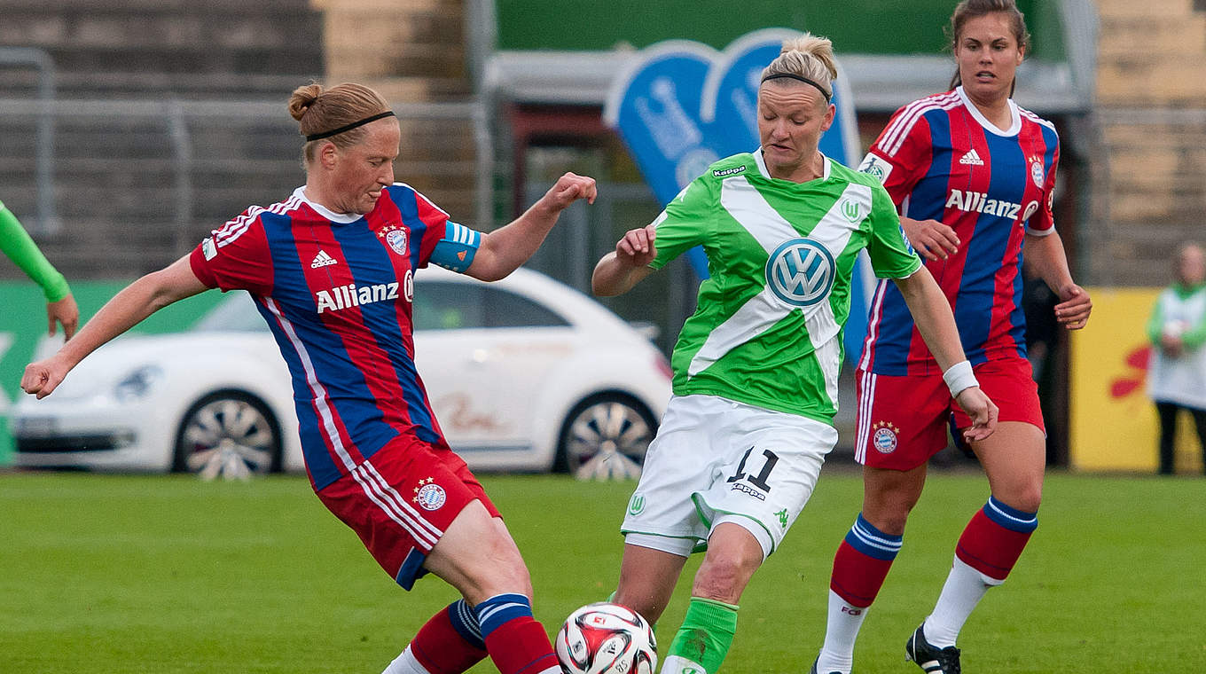 Nationalspielerinnen im Duell: Bayerns Behringer und Wolfsburgs Popp © 
