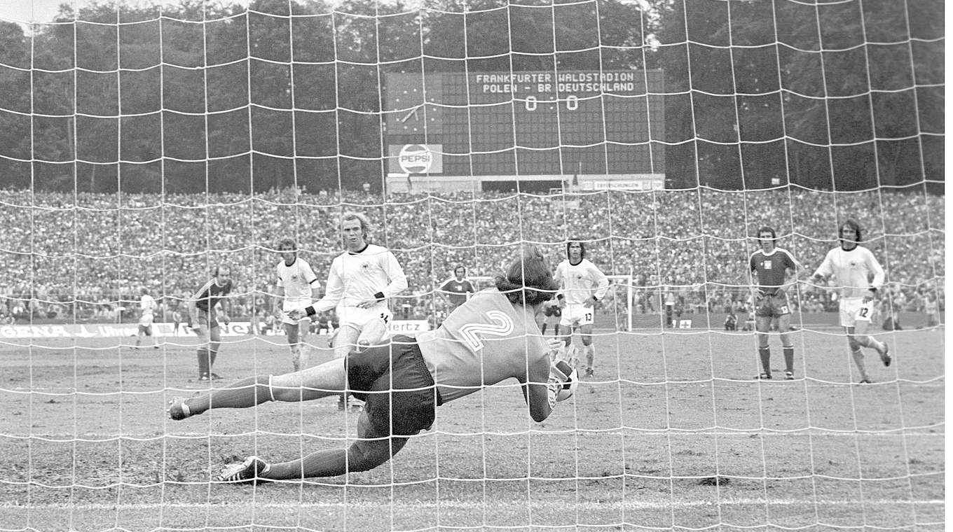 Nervenspiel verloren: Tomaszewski hält bei WM 1974 Foulelfmeter von Hoeneß  © 