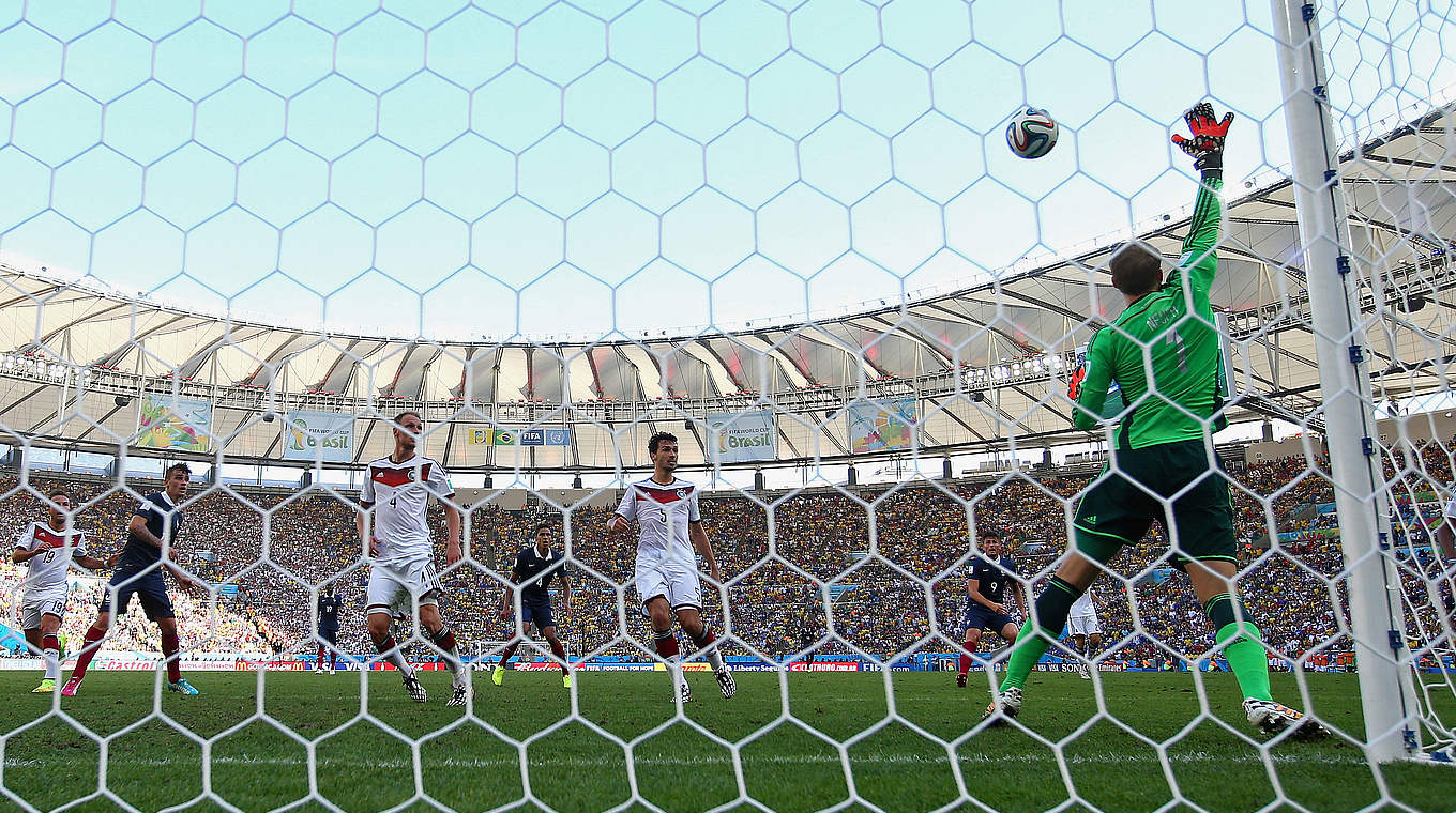 Die Parade der WM 2014: Neuer reißt die Hand hoch und entschärft Benzemas Schuss  © 2014 Getty Images