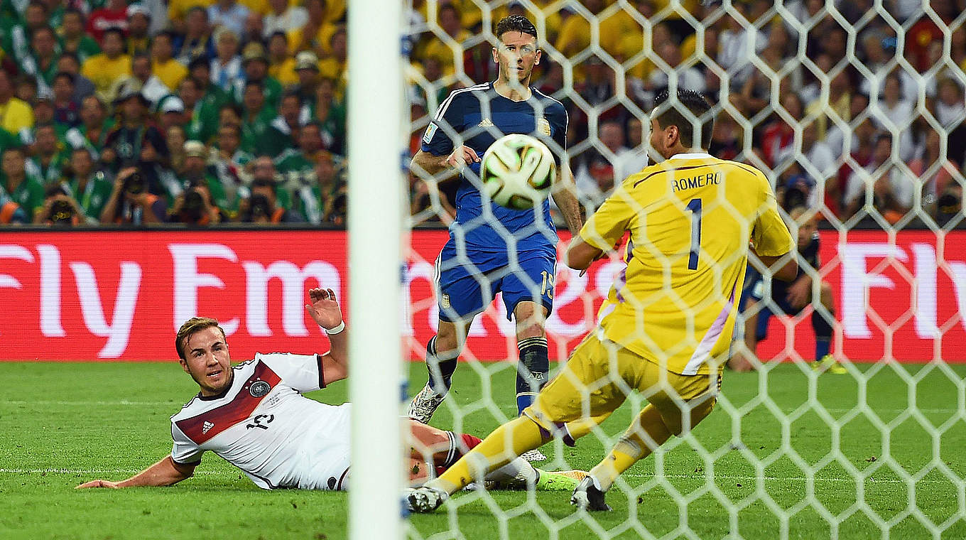 Der Moment für die Ewigkeit: Mario Götze schießt Deutschland zum vierten WM-Titel © 2014 Getty Images