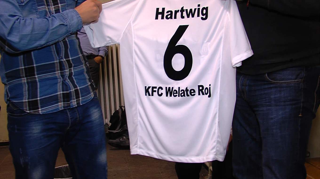Auch Jimmy Hartwig hat jetzt ein Trikot vom KFC Welate Roj. © Christian Schreder