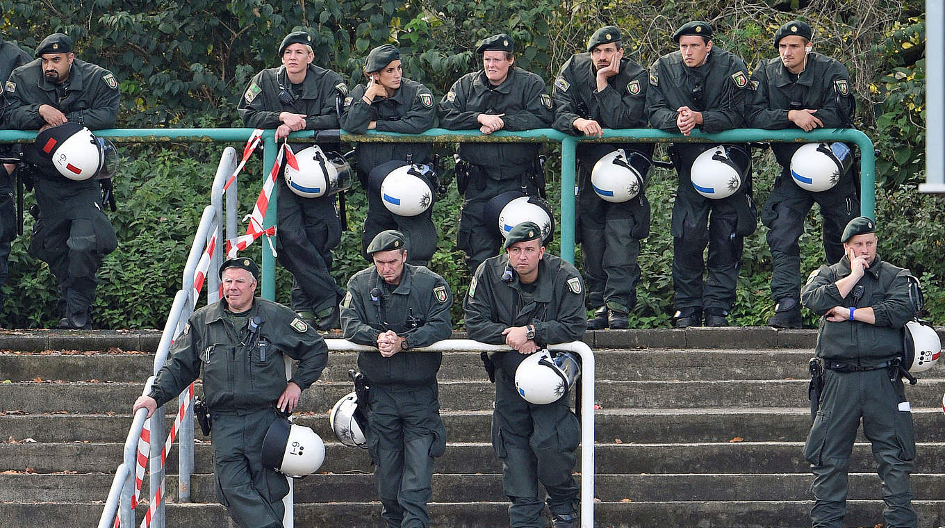Mussten in Dortmund eingreifen: Sicherheitsbeamte der Polizei © 2014 Getty Images