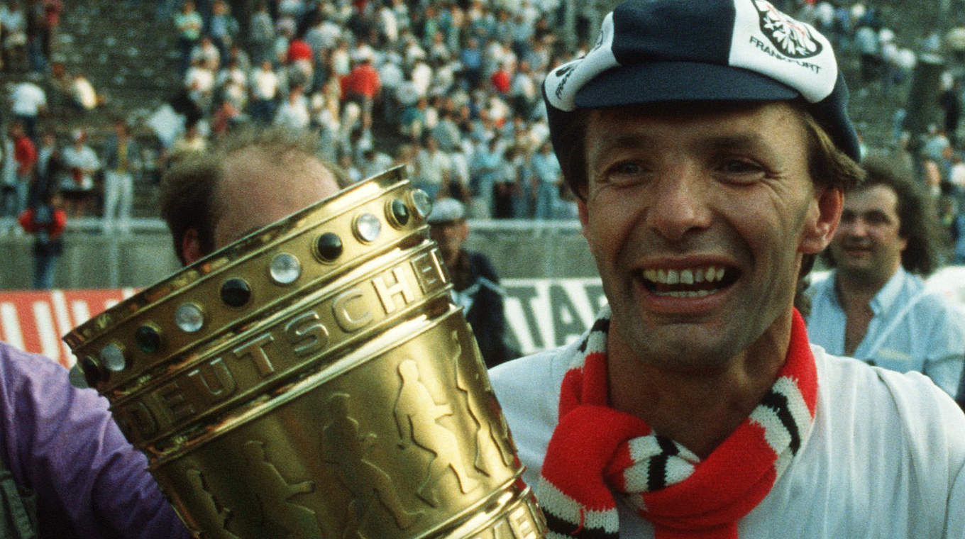 Vier DFB-Pokalsiege mit Eintracht Frankfurt: Karl-Heinz Körbel mit dem "Pott" 1988 © 1988 Getty Images