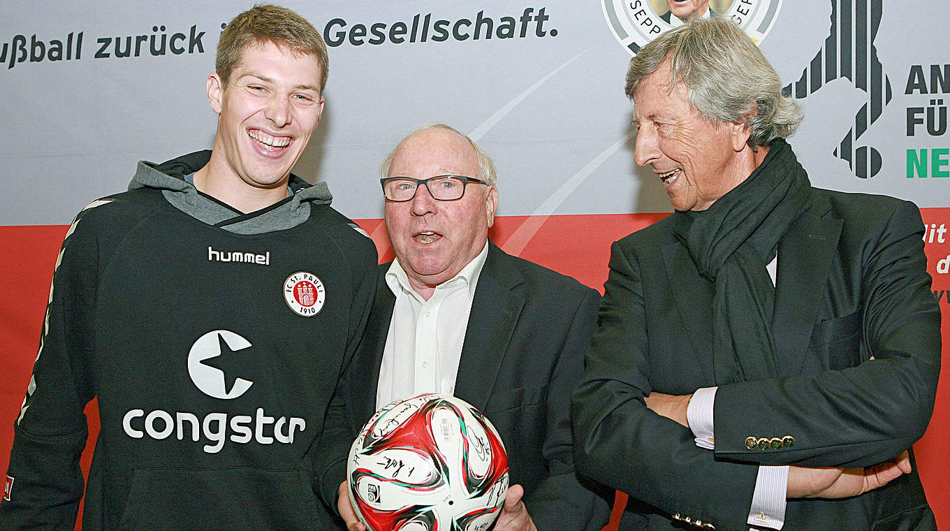 Unterstützen die Initiative: Uwe Seeler (M.) und Tjark Woydt (r.) © Carsten Kobow