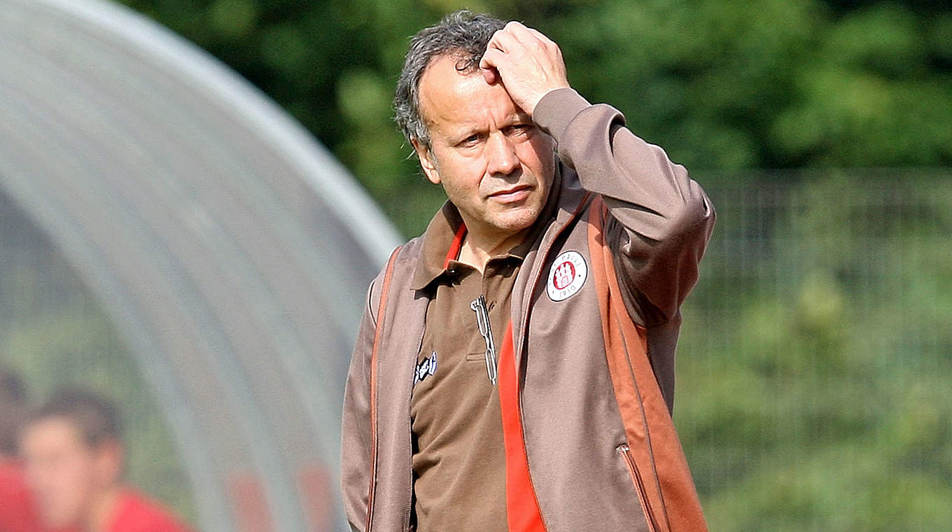 Reist mit dem FC St. Pauli an die Börde: Trainer Hans-Jürgen Bargfrede © 2010 Getty Images
