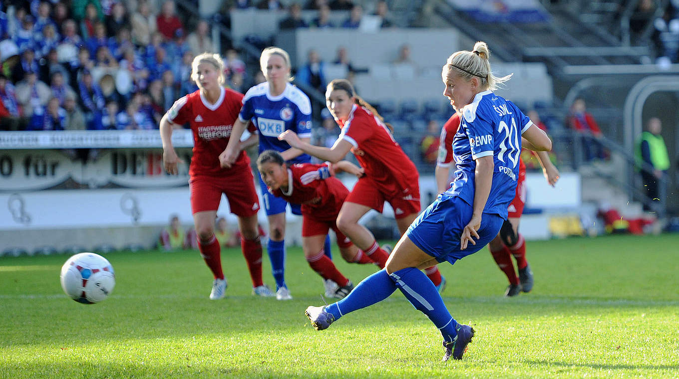 Sicher am Elfmeterpunkt: Julia Simic mit dem 1:0 für Potsdam © Jan Kuppert