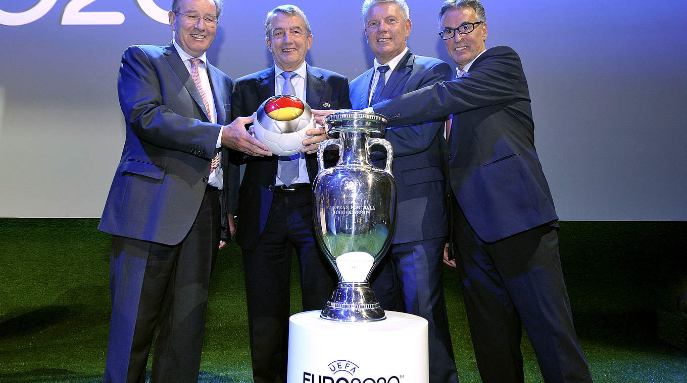 Vorfreude auf die EM 2020: Hopfner, Niersbach, Reiter und Sandrock (v.l.) © 2014 Getty Images
