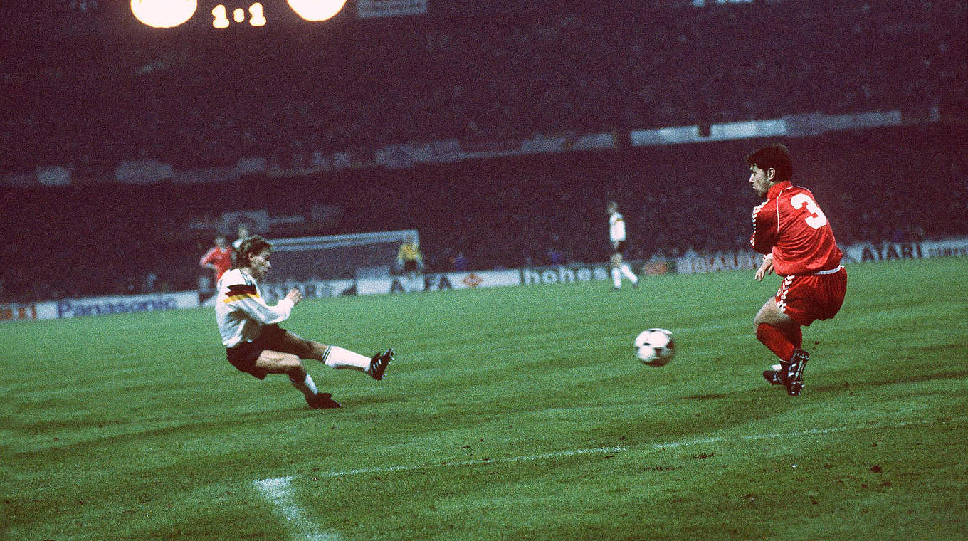 Das Tor, das Deutschland zur WM bringt: Häßler (l.) trifft 1989 in Köln gegen Wales © imago