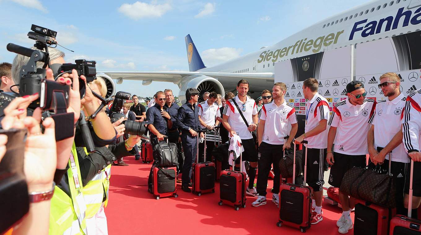 Angekommen: Die Nationalmannschaft bei der Ankunft in Berlin nach der WM 2014 © Imago