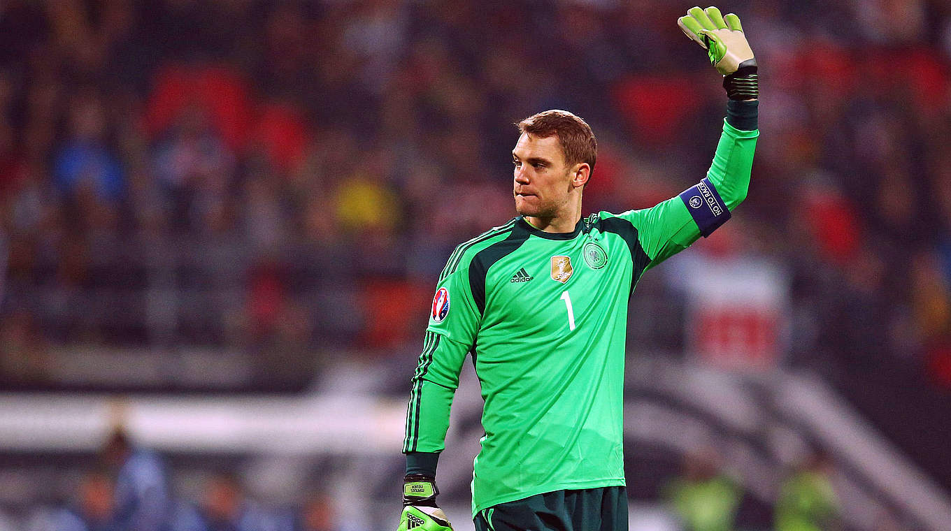 Manuel Neuer is suffering from knee problems © 2014 Getty Images
