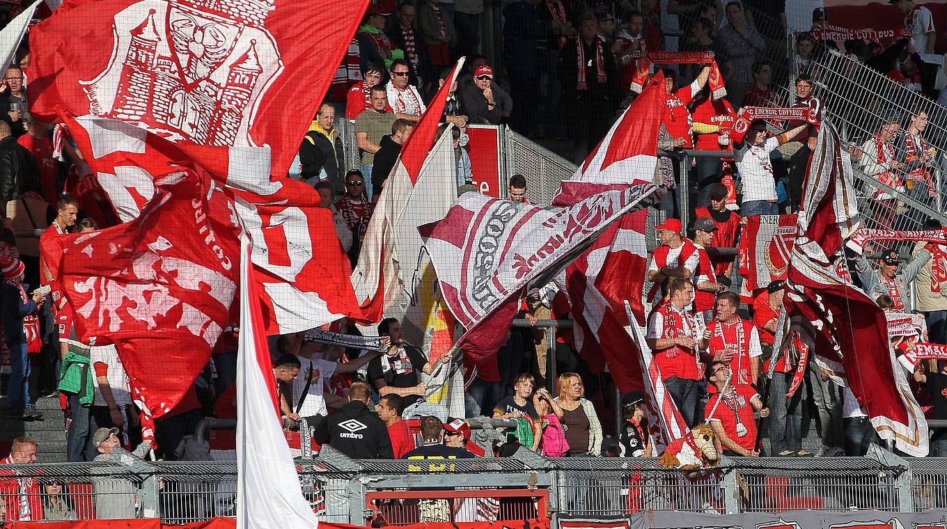 Auch in der 3. Liga stimmgewaltig: die Energie-Fans © 2014 Getty Images