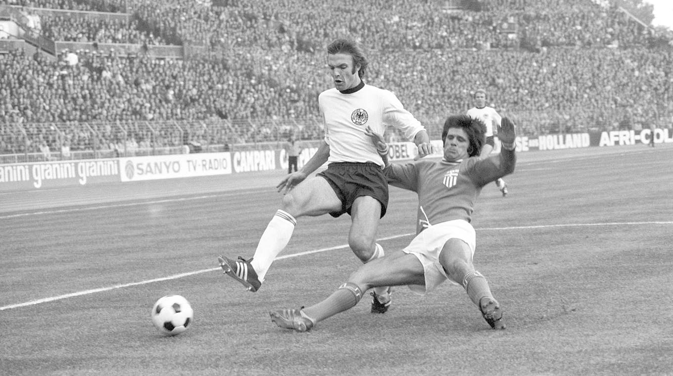1:1 in der EM-Qualifikation gegen Griechenland: Körbel (l.) 1975 © imago sportfotodienst