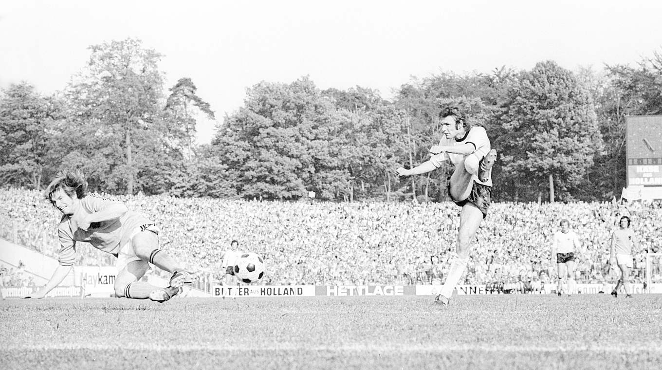 Eins von sechs Länderspielen: Körbel (3.v.r.) 1975 beim 1:1 gegen die Niederlande © imago sportfotodienst