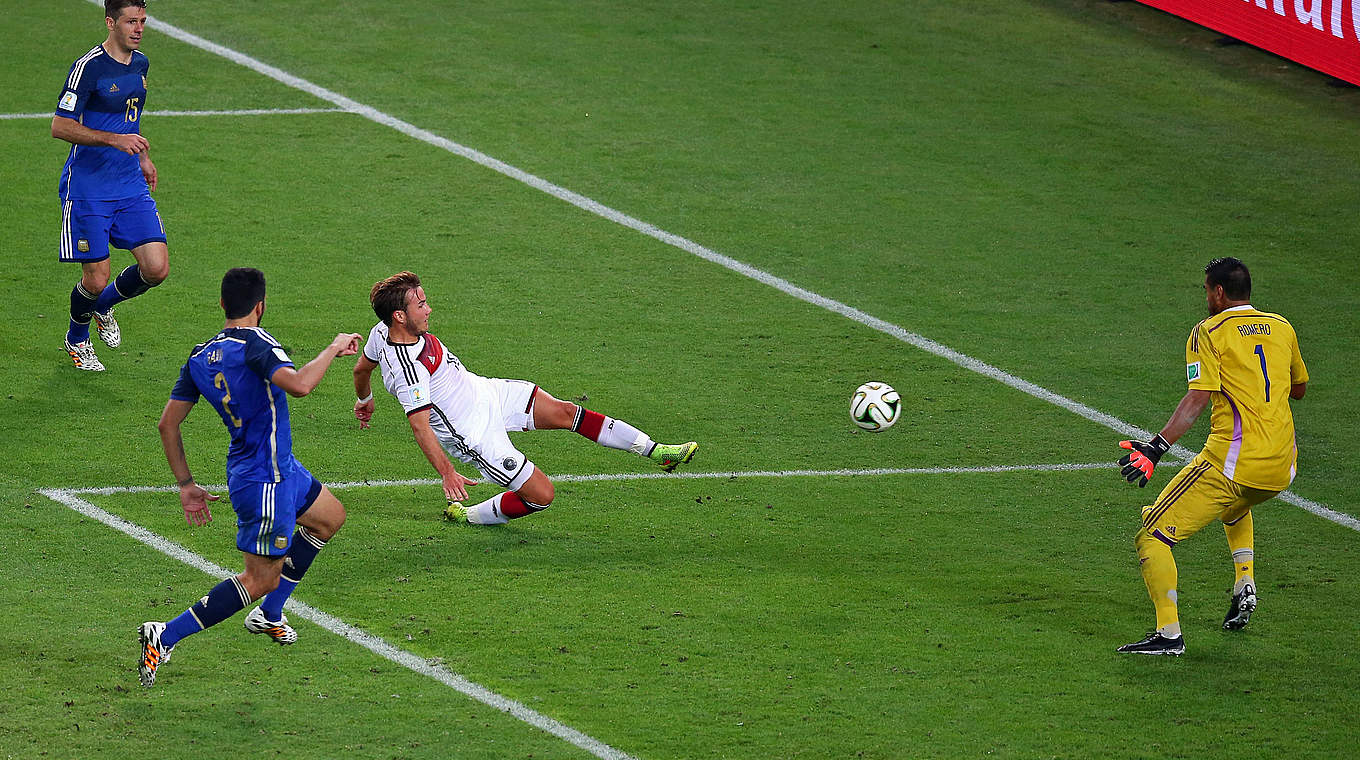 "Mach ihn, er macht ihn": Mario Götze erzielt das goldenen Tor im WM-Finale © 2014 Getty Images
