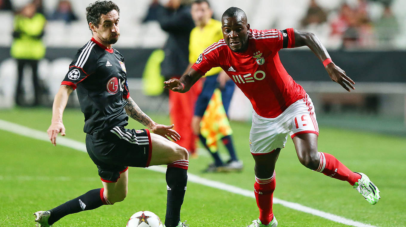 Einen Schritt zu spät: Roberto Hilbert (l.) gegen Benficas Ola John © 2014 Getty Images
