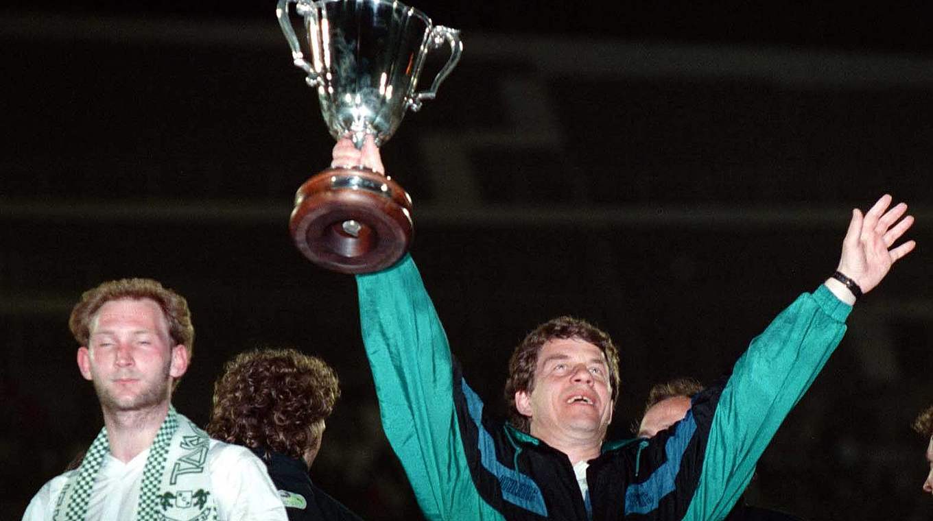 Der erste Europacupsieg für Werder: Rehhagel 1992 mit dem Pokal der Pokalsieger © imago