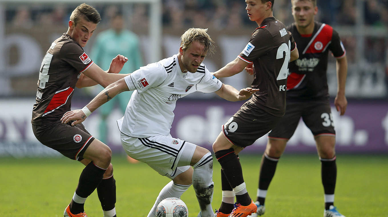 Ungleiches Duell: Primus FC Ingolstadt  gegen den abstiegsbedrohten FC St. Pauli © 2014 Getty Images