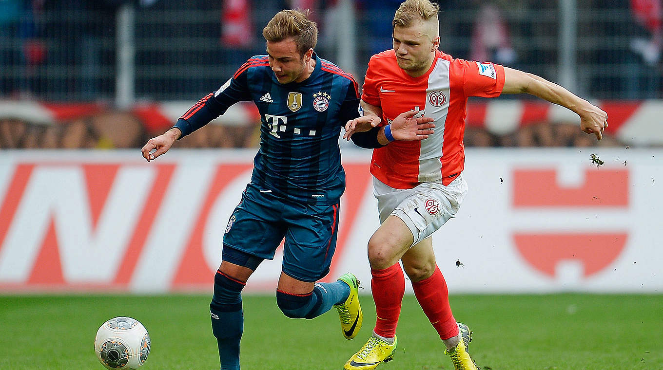 Weltmeister gegen U 21-Nationalspieler: Bayern-Star Götze (l.) gegen Geis © 2014 Getty Images