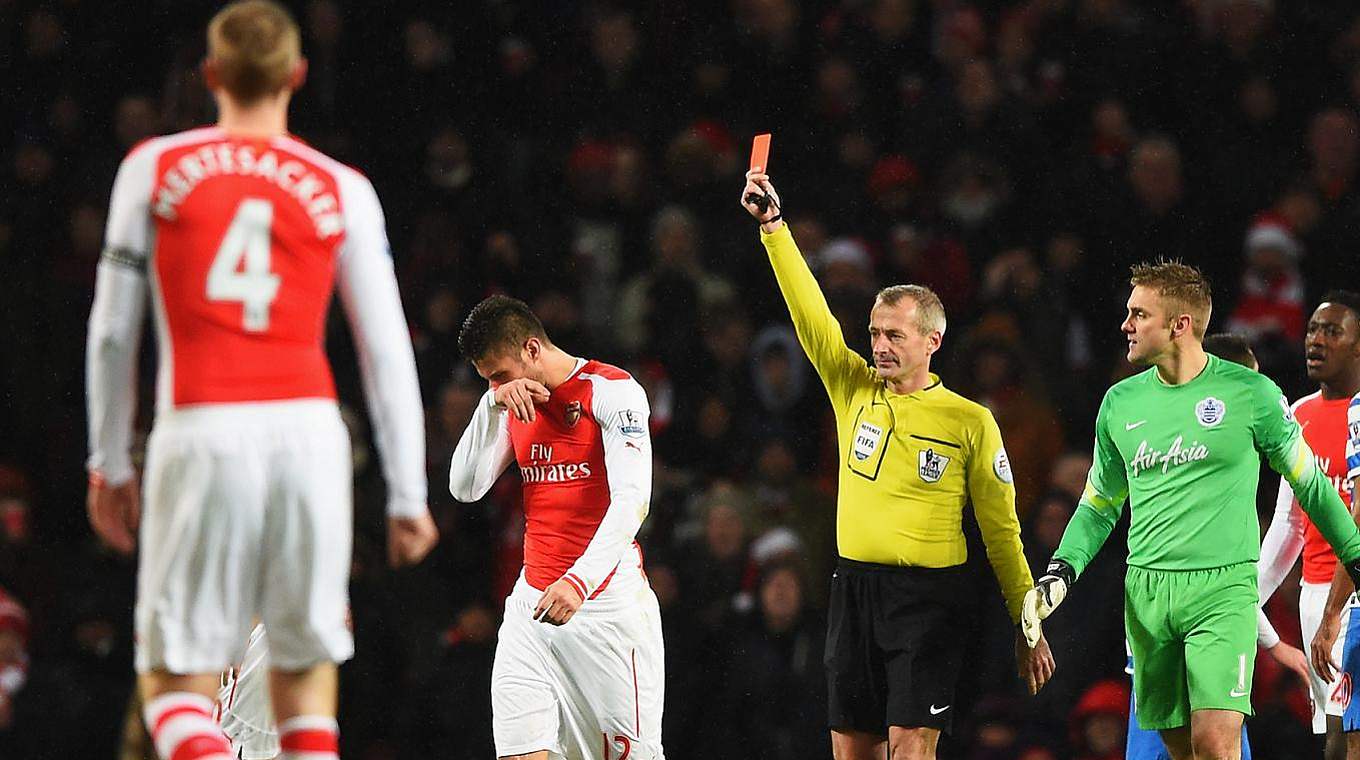 Mertesacker (l.) kann nur zusehen: Arsenal-Kollege Giroud (2.v.l.) wird vom Platz gestellt © Getty Images