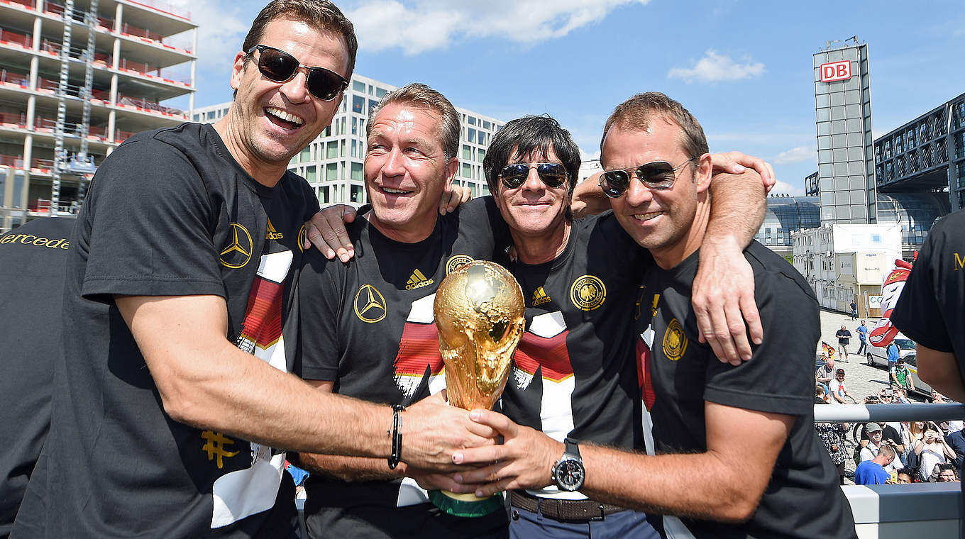 Mit dem WM-Pokal: die sportliche Leitung mit Flick (r.) © 2014 Getty Images